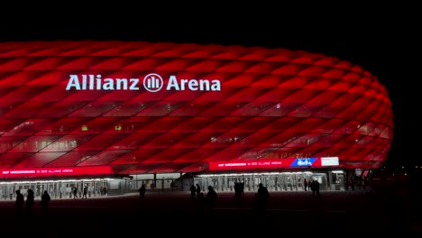 Allianz-Arena-De-Color-Rojo-Del-Bayern-Munich-En-La-Noche