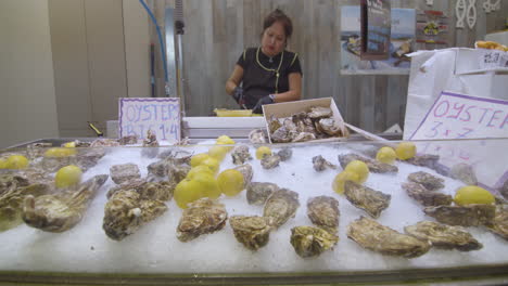 Ostras-Frescas-En-Exhibición-En-Un-Mercado-Tradicional