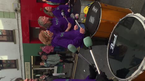 Grupo-De-Samba-Actúa-En-Las-Calles-De-Galway.