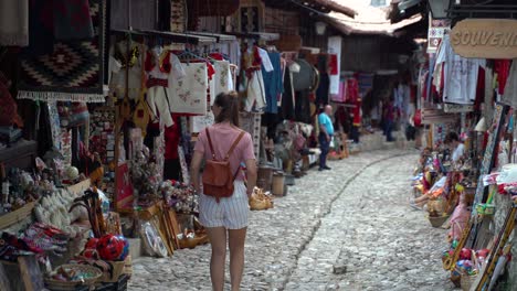 Junge-Frau-Geht-Durch-Eine-Gasse-Auf-Dem-Basar-In-Kruja-In-Albanien