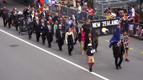 Los-Veteranos-De-Guerra-De-Nueva-Zelanda-Y-Sus-Familias-Marchan-Por-La-Calle,-Participando-En-El-Desfile-Anual-Del-Día-De-Anzac-En-Medio-De-Multitudes-Que-Lo-Vitorean,-En-Honor-A-Quienes-Sirvieron-Y-Se-Sacrificaron.