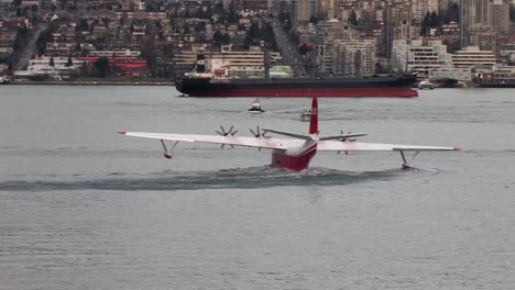 Ein-Riesiges-Wasserflugzeug,-Das-Sich-Zum-Abheben-Bereit-Macht