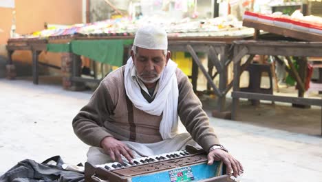 Mann-Spielt-Harmonium-Auf-Einer-Straße-In-Pakistan