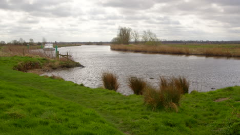 Plano-General-Del-Río-Bure-Con-Un-Crucero-De-Pizarra-Blanca-Girando-Hacia-La-Cámara