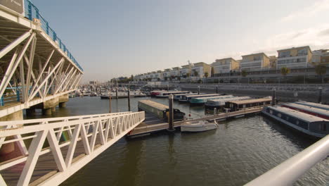 Toma-Panorámica-De-Un-Puerto-Deportivo-Con-Casas-barco