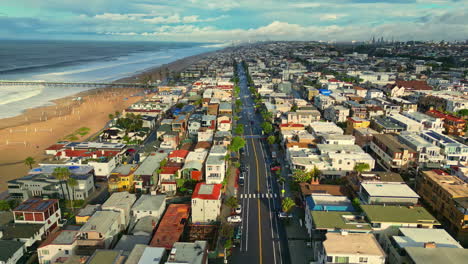 Vibrant-residential-community-in-Manhattan-Beach-neighborhood,-aerial-view