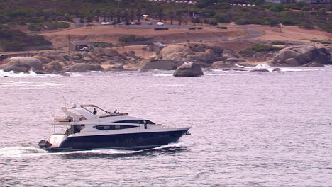Barco-De-Lujo-Navegando-Por-La-Playa-De-Clifton-En-Ciudad-Del-Cabo,-Sudáfrica