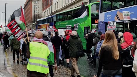 Demonstranten-Mit-Spruchbändern-Marschieren-Für-Die-Freiheit-Palästinas-Auf-Einer-Städtischen-Straße