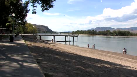 Pier-über-Dem-Fluss-In-Kamloops,-BC,-Kanada