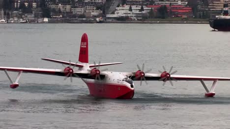 Bombardero-De-Agua-Flotando-Con-Motores-En-Marcha.