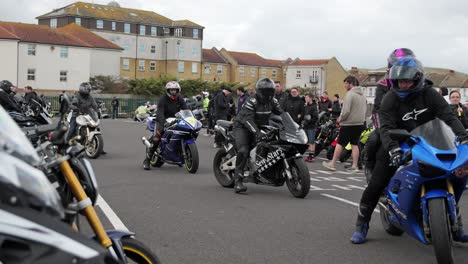 Aufbruch:-Biker-In-Southend-Vor-Der-Abfahrt