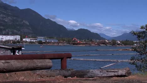 Cargador-De-Garfios-Para-Troncos-Trabajando-A-Través-Del-Río-En-Squamish-BC