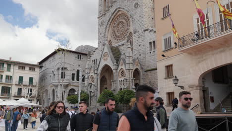 Touristen-Erkunden-Den-Historischen-Architektonischen-Platz-Von-Soller-Auf-Mallorca