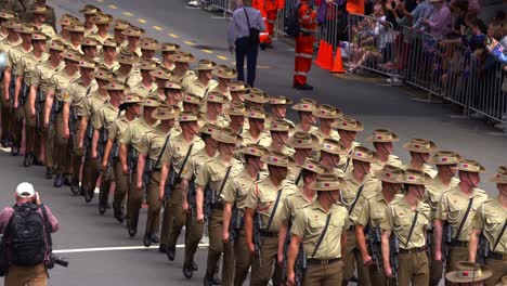 Disziplinierte,-Bewaffnete-Australische-Armeetruppen-Der-Australischen-Verteidigungsstreitkräfte-Marschieren-Die-Straße-Entlang,-Inmitten-Der-Feierlichkeiten-Des-Anzac-Day-Gedenktags,-Nahaufnahme-Aus-Der-Hand