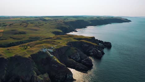 Schottlands-Landschaft-Aus-Der-Luft:-Leuchtturm-Von-St.-Abbs-Head-Und-Schottlands-Zerklüftete-Küste,-Ansichten-Von-Schottland,-Vereinigtes-Königreich