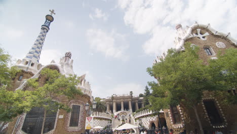 Vista-Desde-Fuera-De-La-Entrada-Del-Parque-Güell.