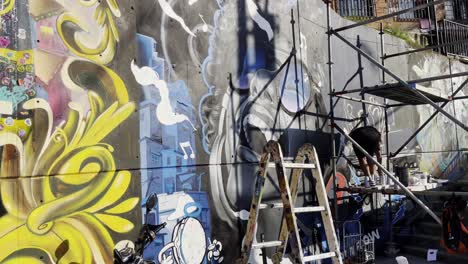 Artista-Pintando-Graffiti-En-El-Famoso-Distrito-Comuna-13