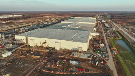 Drone-Acercándose-A-La-Parte-Trasera-Del-Megacampus-De-Ford,-Ciudad-Blueoval-Al-Atardecer-En-Stanton,-Tn