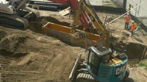 Excavadora-En-Cámara-Lenta-Moviendo-Tierra