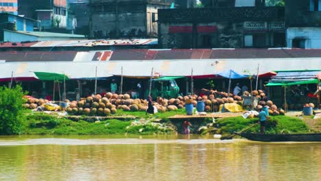 Töpferbasar,-Dorfmarkt-Und-Holzboot-Am-Flussufer-Des-Surma,-Bangladesch