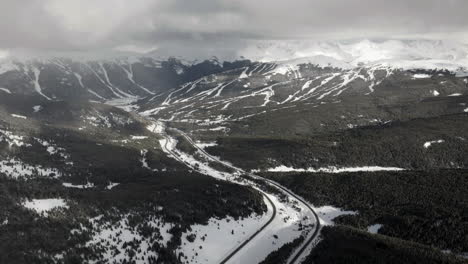 Vail-Pass,-Autobahn-I70,-Himmelsperspektive,-Rutschen,-Skigebiet-Copper-Mountain,-Wanderwege,-Ten-Mile-Range,-Leadville,-Colorado,-Ikon,-Verschneiter-Winter,-Frühling,-Schneebedeckte-Gipfel,-Abend,-Wolken,-Sonnenuntergang,-Vorwärtsbewegung