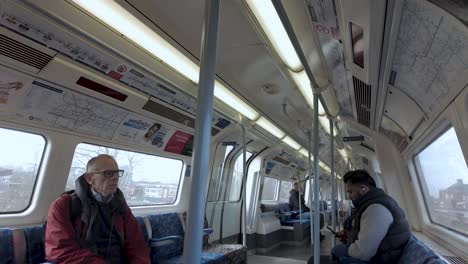 Pendler-Im-Zug-Der-Jubilee-Line-Richtung-Norden-In-London,-England,-Großbritannien