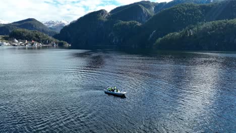 Schlauchboot-Mit-Touristen,-Die-Am-Veafjord-Halt-Machen,-Um-Eine-Führung-Zu-Machen,-60-Fps-Luftaufnahmen-Im-Kreis