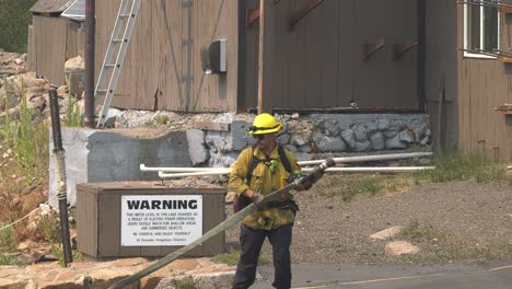 Firefighters-walking-up-driveway-with-hose-lines