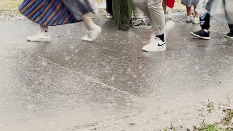 Das-13.-Jugendsing--Und-Tanzfest-–-„Heilig-Ist-Das-Land“,-Menschen-Laufen-Im-Regenwasser