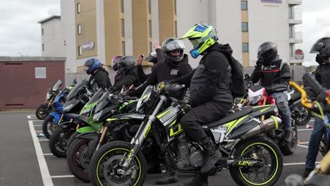 Fokus-Ziehen-Auf-Biker-In-Southend-Seaside-Parkplatz