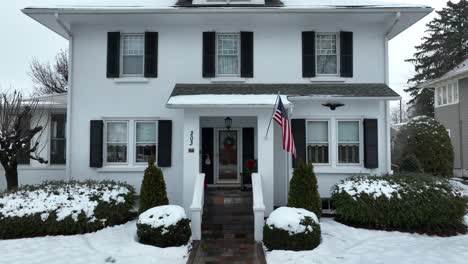 Amerikanisches-Haus-Mit-Amerikanischer-Flagge-Am-Weihnachtlich-Dekorierten-Eingang