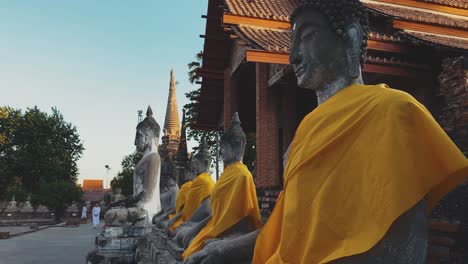 Buddhistische-Mönche-In-Den-Ruinen-Von-Ayutthaya