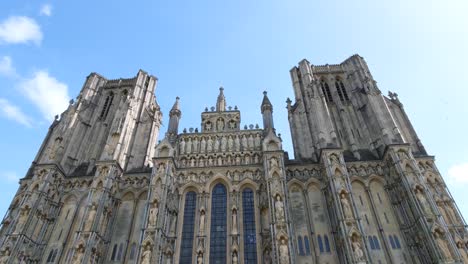 Eine-Gruppe-Morris-Tanzt-Zu-Traditioneller-Englischer-Volksmusik-Bei-Einer-öffentlichen-Aufführung-In-Der-Kathedrale-Von-Wells-In-Somerset,-Großbritannien