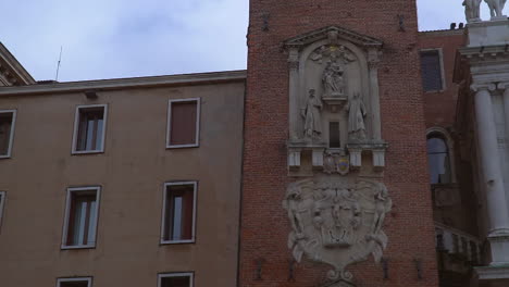 Close-up-slow-tilt-shot-view-of-an-beautiful-old-Italian-building-and-tower-in-Vicenza-Italy