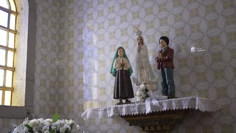 Pastorinhos-of-Fátima-and-Virgin-Mary-statues-in-church