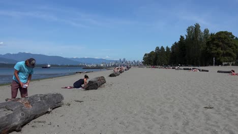 Backpacker-Am-Strand-Von-Locarno-Mit-Blick-Auf-Vancouver-Im-Hintergrund