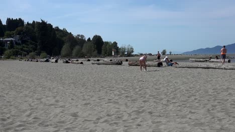 Chica-En-Bikini-Jugando-Frisbee-En-La-Playa.