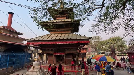 Szene-Am-Frühen-Morgen-Im-Indrayani-Devi-Tempel-Mit-Pagode