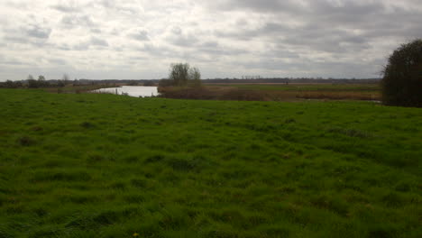 Weite-Aufnahme-Einer-Wiese-Bei-St.-Benet&#39;s-Abbey-Mit-Der-Bure-Im-Hintergrund