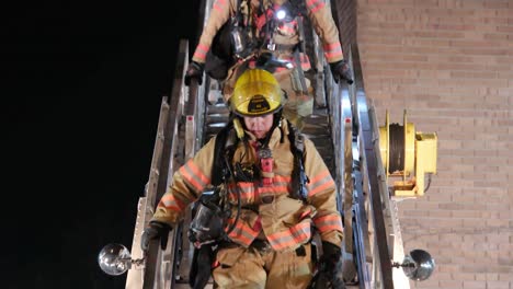 Feuerwehrmann---Feuerwehrmänner-Steigen-Auf-Einer-Leiter-Hinab,-Nachdem-Sie-Den-Brand-In-Einem-Verlassenen-Gebäude-Gelöscht-Haben