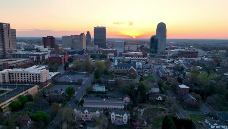 Empuje-Aéreo-Lento-Hacia-El-Horizonte-De-Winston-Salem-Al-Amanecer-En-La-Mañana