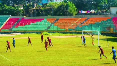 Partido-De-Fútbol-Junior-En-El-Estadio-Del-Distrito-De-Sylhet