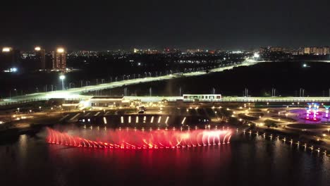 Die-Farbenfrohe,-Auffällige-Springbrunnenshow-Und-Die-Lasershow-Sind-In-Den-Aufnahmen-Der-Drohnenkamera-Zu-Sehen