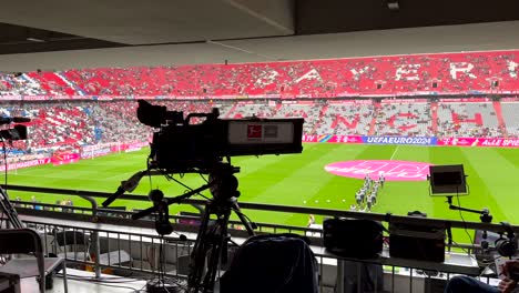 Professionelle-Fernsehkamera-Im-Stadion-Des-FC-Bayern-München-Vor-Dem-Spiel