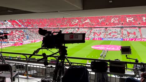 Cámara-De-Televisión-Profesional-Dentro-Del-Estadio-Del-Fc-Bayern-Munich-Antes-Del-Partido