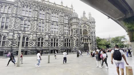 Plaza-Botero-Medellin-Colombia-La-Gente-Camina-En-El-área-Del-Parque-Urbano-Turístico,-Lugar-Famoso-En-La-Vibrante-Capital-Latinoamericana