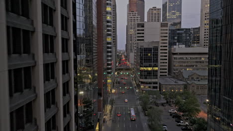 Calgary-Ab-Canada-Antena-V61-Sobrevuelo-Bajo-Con-Drones-Comercial-En-El-Centro-Entre-Edificios-De-Gran-Altura-A-Lo-Largo-De-5-Ave-Sw-Capturando-El-Paisaje-Urbano-Y-El-Tráfico-Callejero-Al-Atardecer---Filmado-Con-Mavic-3-Pro-Cine---Julio-De-2023