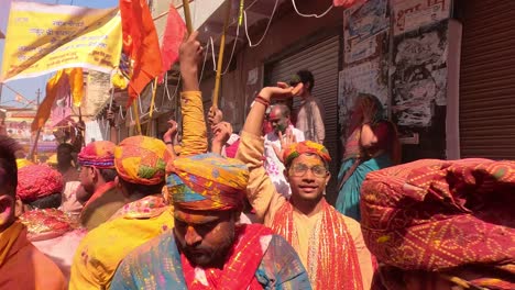 POV-Shot-Holi-Wird-Von-Verschiedenen-Tempelmitarbeitern-In-Unterschiedlichen-Kleidern-Gespielt-Und-Es-Werden-Auch-Trommeln-Und-Verschiedene-Musikinstrumente-Zusammen-Gespielt