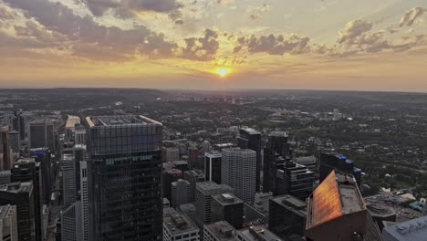 Calgary,-AB,-Kanada---Luftaufnahme-Einer-V51-Drohne-über-Die-Wolkenkratzer-In-Der-Innenstadt.-Werbespot,-Der-Die-Viertel-Sunnyside-Und-Hillhurst-Auf-Der-Anderen-Seite-Des-Bow-River-Bei-Sonnenuntergang-Einfängt-–-Aufgenommen-Mit-Mavic-3-Pro-Cine-–-Juli-2023