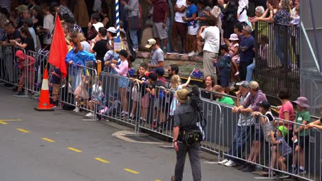 Riesige-Menschenmengen-Australischer-Bürger-Versammeln-Sich,-Um-Die-Helden-Anzufeuern-Und-Das-Erbe-Der-Jährlichen-Anzac-Day-Parade-In-Der-Innenstadt-Von-Brisbane-Zu-Ehren